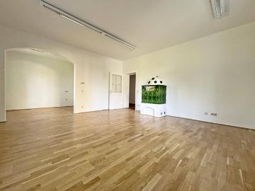 3 Zimmer Altbauwohnung in charmanter Villa