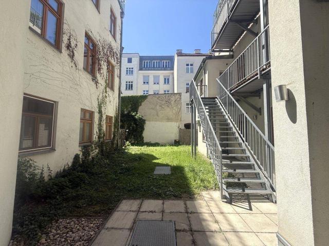 3 Zimmer Altbauwohnung + Terrasse mit Blick in den Garten mit ca. 8,50 m² im EG in der Storchengasse nur ca. 3 4 Gehminuten zur U Bahn U4 & U6