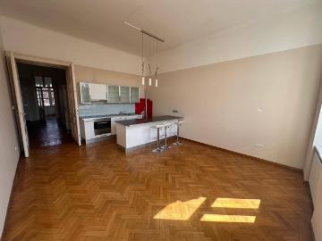 Charmante helle 2,5 Zimmer Altbau Wohnung mit Parkplatz