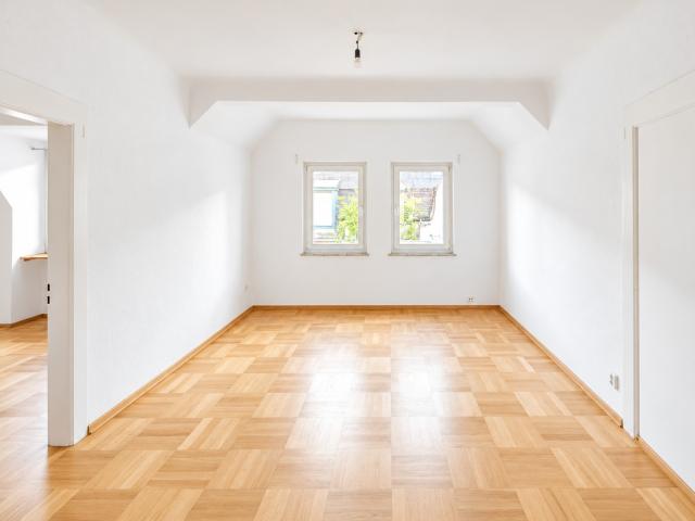 PROVISIONSFREI! * 3 Zimmer Altbaucharme + 100m² Rohdachboden als Ausbaureserve in Gostenhof!