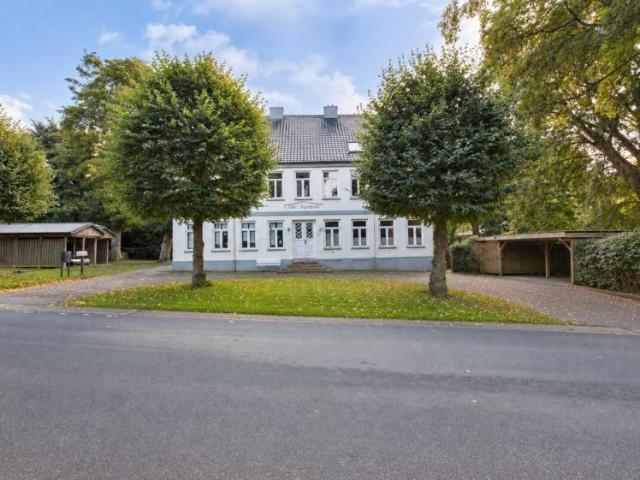 3 Zimmer Dachgeschosswohnung mit Terrasse, Gartenhütte & Carport