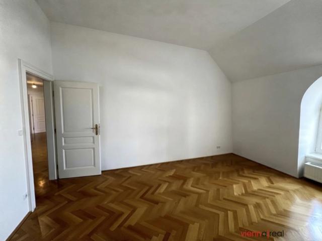 3 Zimmer Dachgeschosswohnung mit Wohnküche, 56 m2 Dachterrasse, Abstellraum und Kellerabteil
