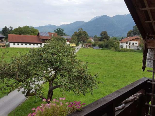 3 Zimmer Dachgeschosswohnung mit Balkon in Übersee in ruhiger Lage am Ortsrand