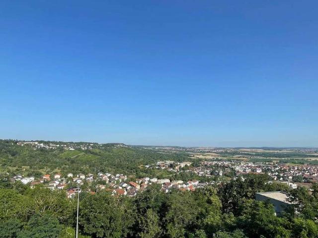 3 Zimmer Dachgeschosswohnung mit Balkon und Klimaanlage