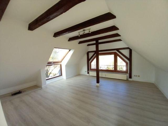 Helle und gemütliche 3 Zimmer Dachgeschosswohnung in ruhiger, grüner Lage nahe dem Sahnpark in Crimmitschau