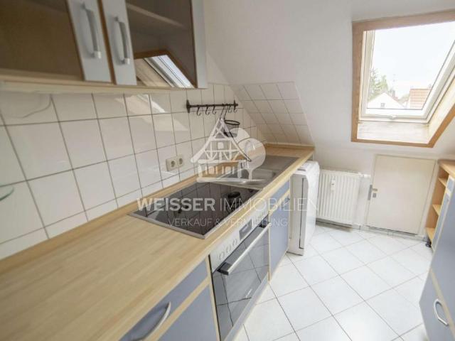 3 Zimmer Dachgeschosswohnung mit Einbauküche und Tageslichtbad in ruhiger Lage