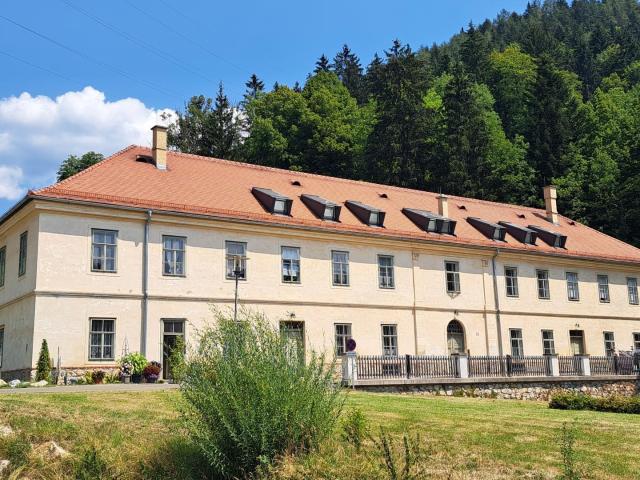 3 Zimmer Dachgeschosswohnung mit komplett ausgestatteter Küche