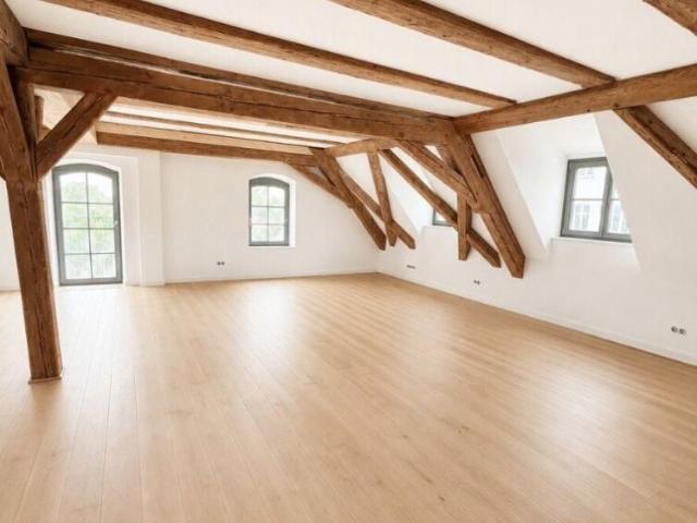 3 Zimmer Dachgeschosswohnung auf 2 Etagen mit Loggia und Küche