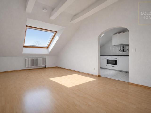 3 Zimmer Dachgeschosswohnung in kleiner WEG – vermietet und vielseitig nutzbar