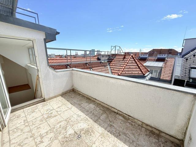 3 Zimmer Dachgeschoss mit hofseitiger Terrasse U Bahn in fußläufig erreichbar
