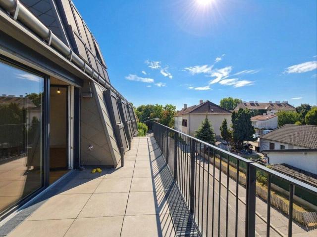 3 Zimmer Dachgeschoss Wohnung in ruhiger Lage Großzügige Terrasse Klimaanlage