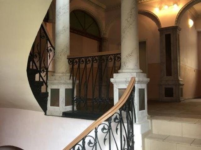 3 Zimmer Dachgeschoss Wohnung mit BALKON, PKW Stellplatz und offener Küche im Wohnzimmer zu vermieten!
