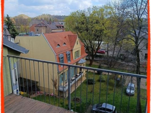 3 Zimmer Dachgeschoss Wohnung mit BALKON, PKW Stellplatz und offener Küche im Wohnzimmer zu vermieten!
