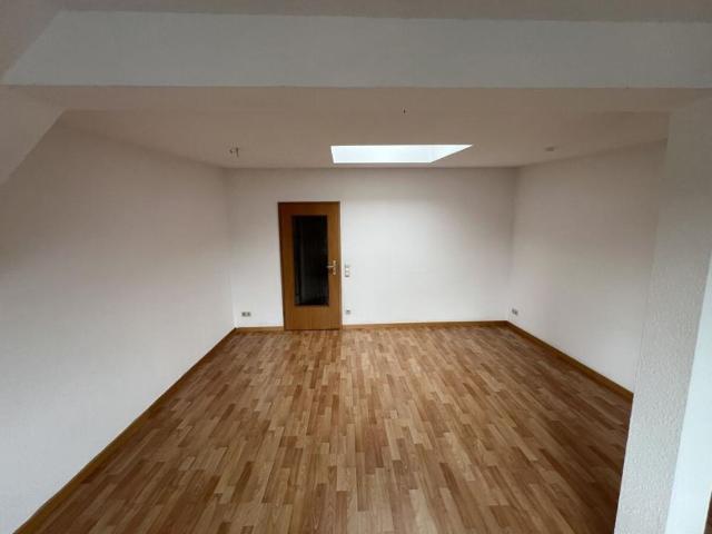 3 Zimmer Dachgeschoss Wohnung mit Balkon!
