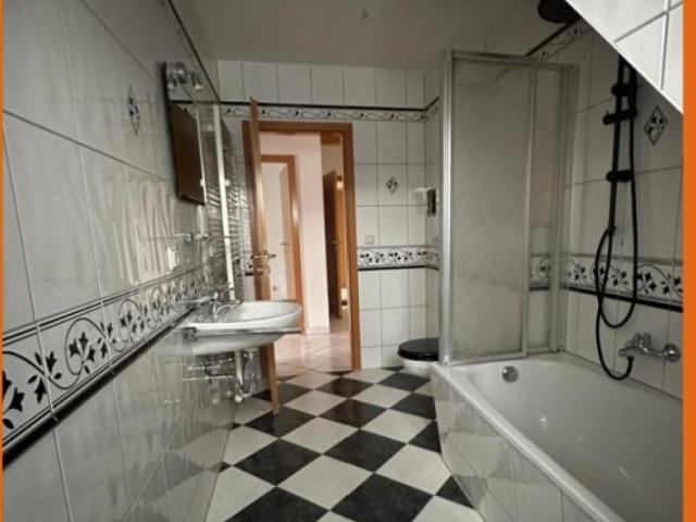 3 Zimmer Dachgeschoss Wohnung mit großem BALKON und Holzbalkendecke zu vermieten!