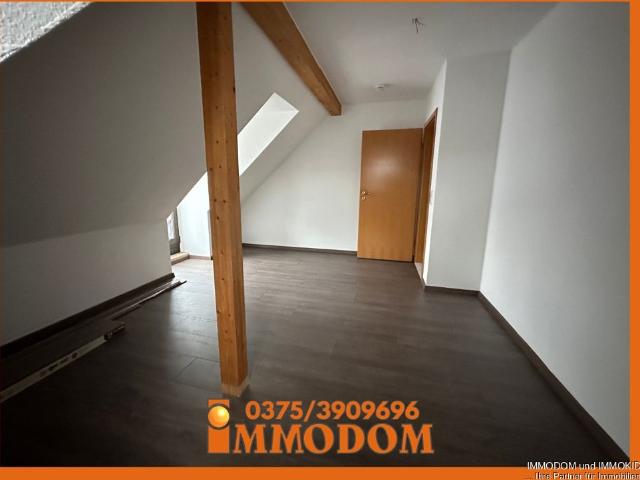 3 Zimmer Dachgeschoss Wohnung mit großem BALKON und Holzbalkendecke zu vermieten!