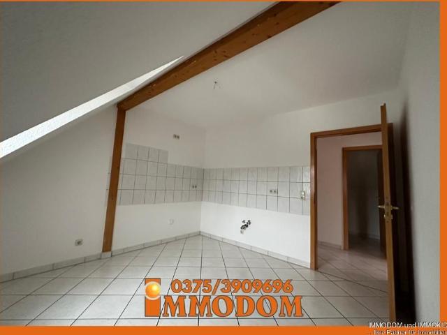3 Zimmer Dachgeschoss Wohnung mit großem BALKON und Holzbalkendecke zu vermieten!