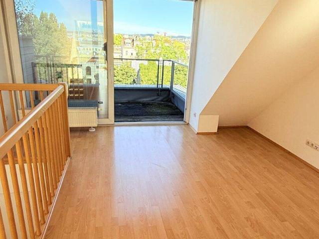3 Zimmer Dachgeschoß Wohnung mit Terrasse Allgemeingarten und Ubahnnähe