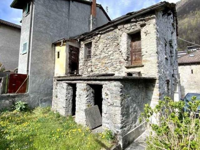 3 Zimmer Dorfrustico zum Ausbauen mit Garten / Rustico im Dorfkern mit 3 Zimmern zum Renovieren mit Garten