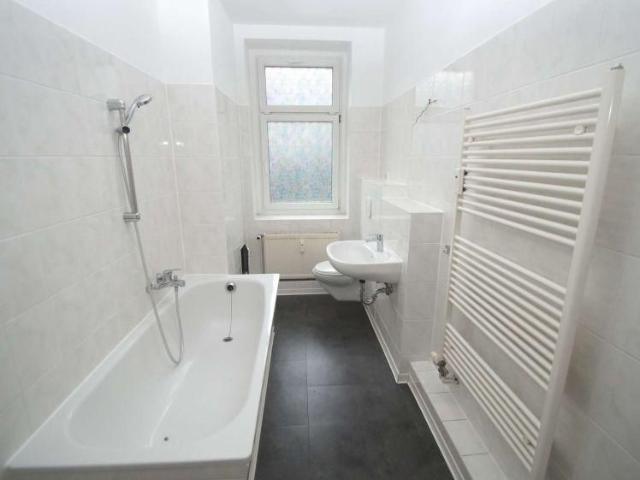 3 Zimmer EG Wohnung in Lindenau, Laminat, Badewanne