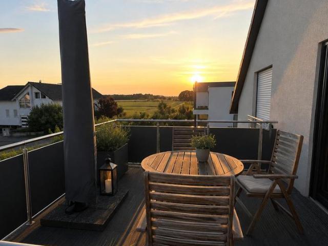 3 Zimmer Eigentumswohnung mit großem Balkon, Garten und Feldblick