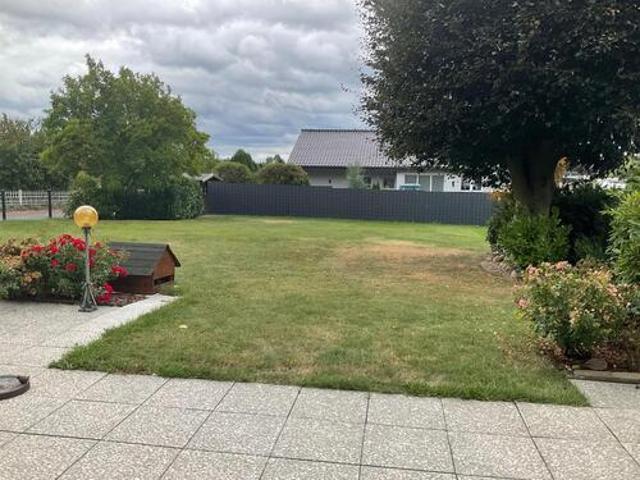 3 Zimmer Erdgeschoss Wohnung mit EBK großer Terrassen und Garten