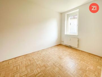 3 Zimmer Erdgeschoss Wohnung inkl. Loggia und Tiefgaragen Parkplatz
