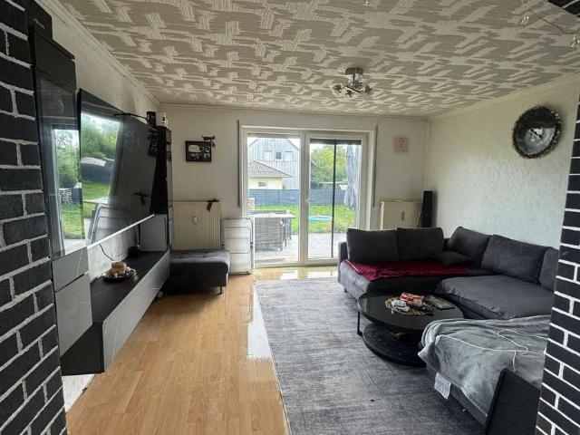 3 Zimmer Erdgeschosswohnung, 80m2 Wfl. und 400m2 Garten
