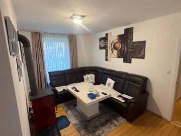 3 Zimmer Erdgeschosswohnung mit Balkon und Parkplatz zu vermieten