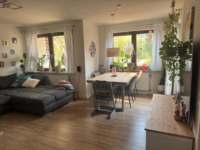 3 Zimmer Erdgeschosswohnung mit Garten, zwei Terrassen und hervor
