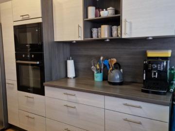 3 Zimmer Familienwohnung mit Balkon und Parkplatz, Übernahme der Küche und Möbel möglich