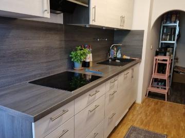 3 zimmer familienwohnung mit balkon und parkplatz, übernahme der küche und möbel möglich