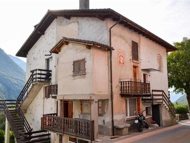 3 Zimmer Haus im Dorfkern an ruhiger, sonniger Lage / Haus im Dorfkern mit 3 Zimmern, in sonniger, ruhiger Lage, mit Balkon und schöner Aussicht