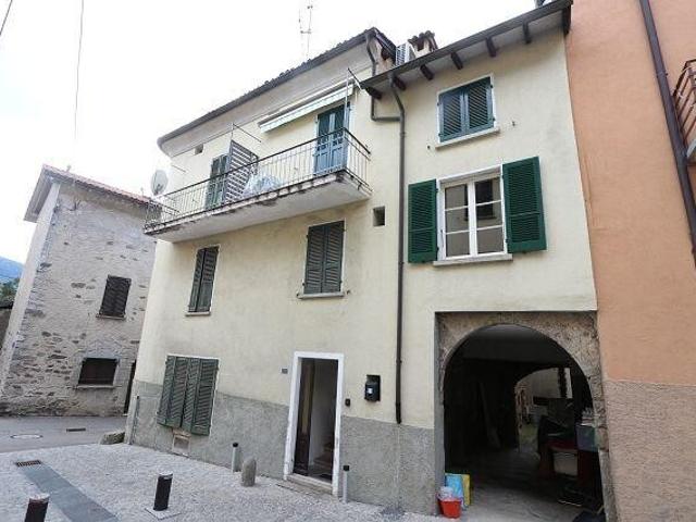 3 Zimmer Hausteil mit Balkon im Dorfkern / Teil einer 3 Zimmer Wohnung mit Balkon im Dorfkern