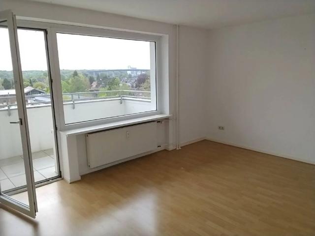 3 Zimmer in Holtenau, neue Einbauküche, neuer Bodenbelag, Malerarbeiten