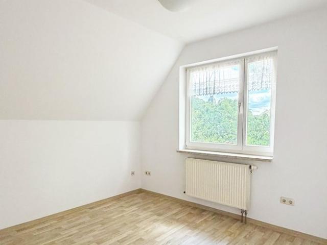 3 Zimmer mit Balkon und Garage
