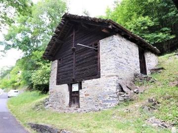 3 Zimmer Rustico zum Ausbauen mit kl. Wiese und Wald / Rustico mit 3 Zimmern zum Renovieren mit kleinem Rasen und Wald