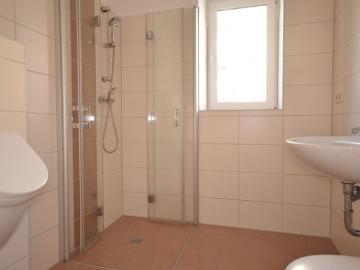 3 Zimmer • Südbalkon • modernes Laminat • Hochparterre • Stellplatz • Fussbodenheizung • TOP!