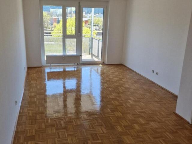 Lichtdurchflutete 3 Zimmer Wohnung ab Sofort Verfügbar