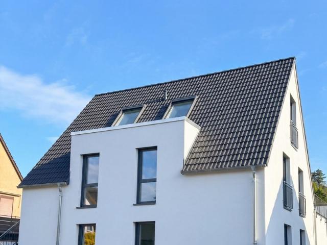 3 ZKB Erdgeschosswohnung mit Garten, Terrasse, EBK & 3 Stellplätzen