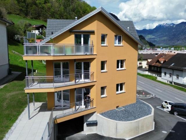 3 1/2 Zimmer Dachwohnung mit Tiefgaragen und Aussenparkplatz