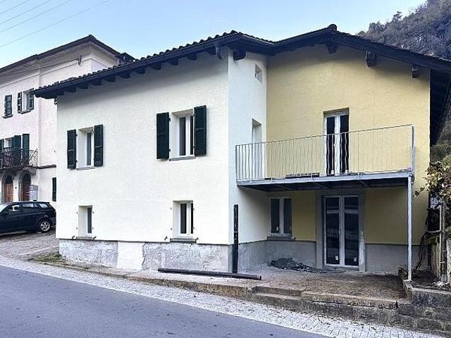 3 1/2 Zimmer DaErdgeschosscwohnung mit Balkon an sehr zentraler Lage / appartamento di 3 1/2 locali piano terra molto central