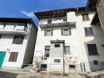 3 1/2 Zimmer Dorfhaus mit Balkon und Aussicht zum Ausbauen / 3 1/2 Zimmer Dorfhaus mit Balkon und Aussicht zum Ausbauen