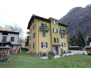Sachseln, Obwalden - Parkplatz, Kamin
