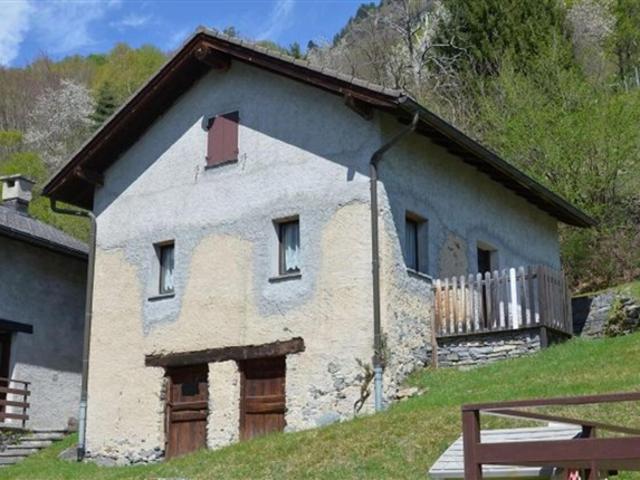 3 1/2 Zimmer Rustico an sehr ruhiger, sonniger Aussichtslage / Schöne 3,5 Zimmer Chalet mit sehr sonniger, ruhiger Aussichtslage
