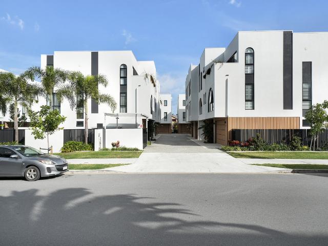 3 / 2 4 Waterford Court, Bundall QLD 4217