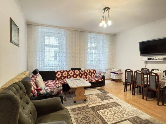 3,2% Rendite +Charmante 2,5 Zimmer Wohnung mit idealem Grundriss in top saniertem Haus Unbefristet vermietet zu verkaufen! mit