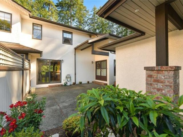 3 4631 Lochside Dr, Saanich, BC, V8Y 2S9 house for sale | Listing ID 1042 | Royal LePage