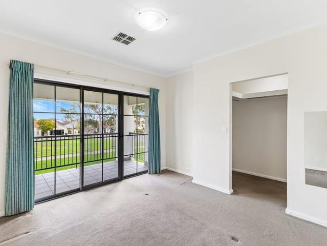 3 4 Bed Townhouse Freshly Painted overlooking Park