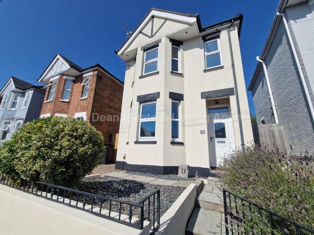3 / 4 Double Bedroom Detached Family. 4 bed detached house to rent £2,250 pcm £519 pw